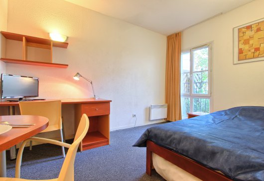 Studio near RER station Val Europe