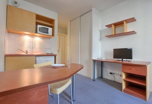 Studio 2 ppl Disney RER station