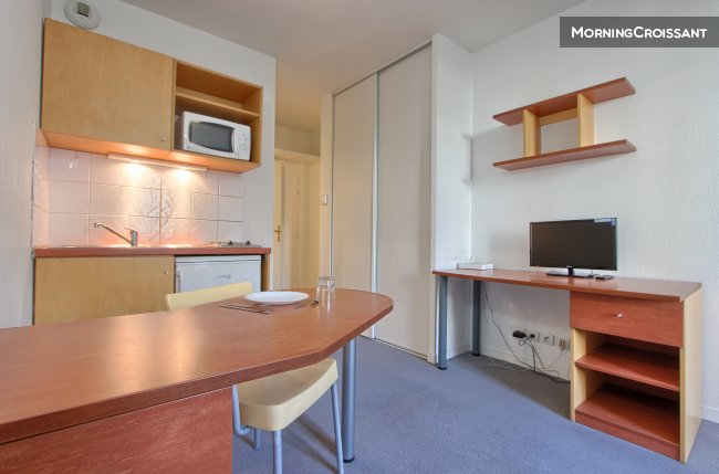 Studio 2 ppl Disney RER station