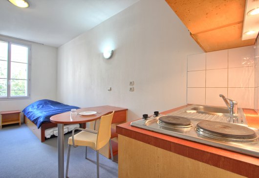 Cheap rental for 2 ppl in the 77